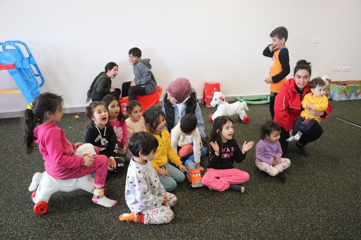 GSB_Adana's tweet photo. 📍GSB Çukurova Yurdu

Depremden etkilenen misafirlerimizin çocuklarına, Gençlik Liderlerimiz, Gönüllü Gençlerimiz ve ASDEP psikososyal destek ekibi tarafından, çocuk oyunları ile sportif etkinlikler düzenlendi.
#GSBHepYanında https://t.co/IHAFVq6Bn3