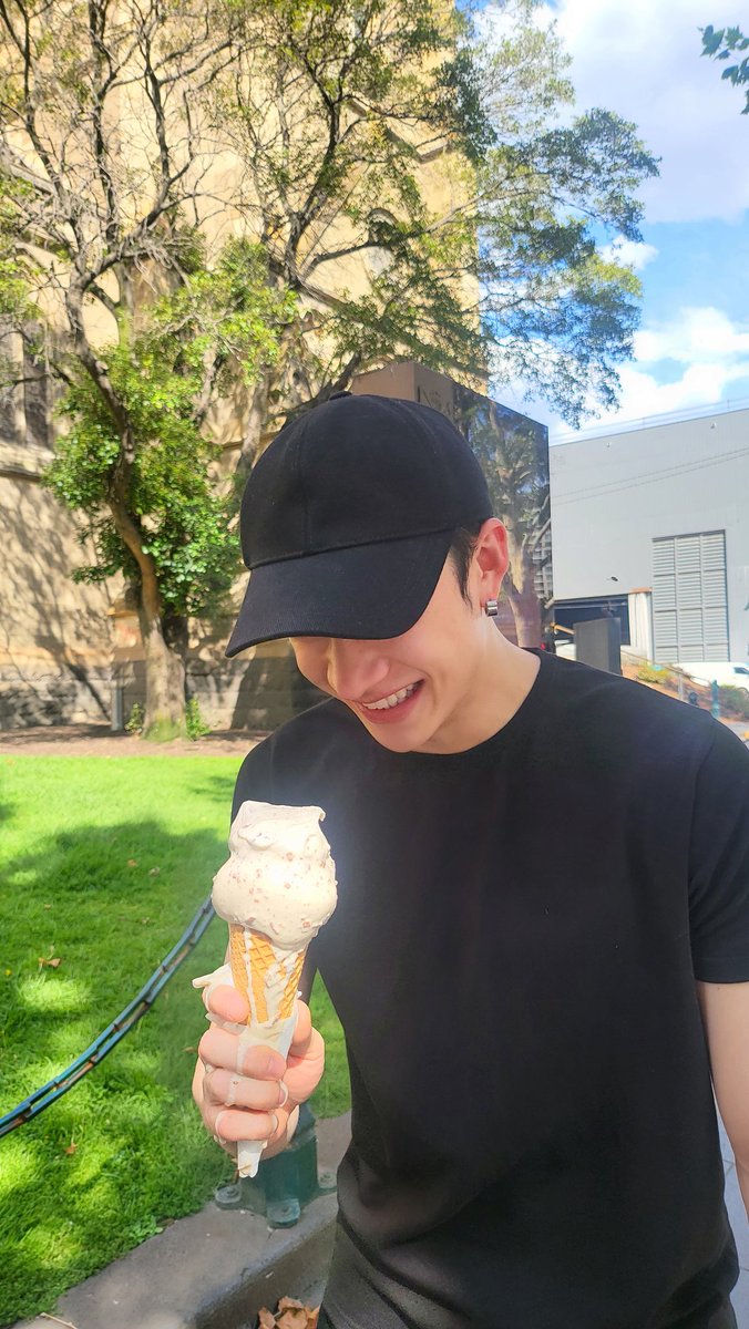 straykidsxzone's tweet photo. Channie siendo feliz en Australia 😭😭😭😭😭 https://t.co/4UjMUvb83i
