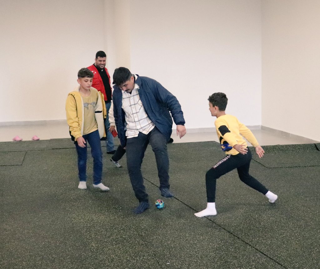 GSB_Adana's tweet photo. 📍GSB Çukurova Yurdu

Depremden etkilenen misafirlerimizin çocuklarına, Gençlik Liderlerimiz, Gönüllü Gençlerimiz ve ASDEP psikososyal destek ekibi tarafından, çocuk oyunları ile sportif etkinlikler düzenlendi.
#GSBHepYanında https://t.co/IHAFVq6Bn3
