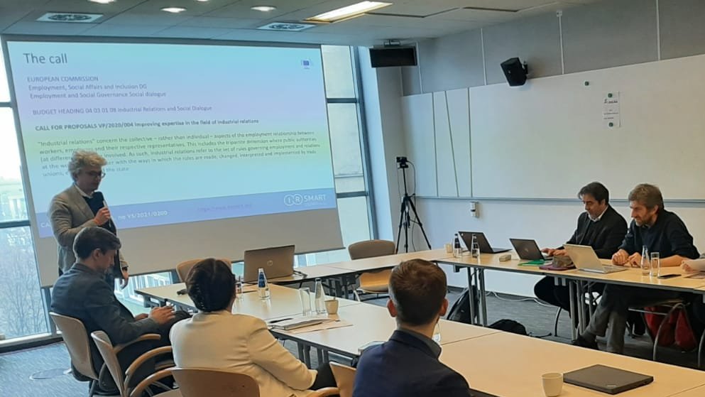 The afternoon session of the interim #Warsaw workshop started with inspiring introductory presentions by Davide Antonioli from <a href="/UniFerrara/">Università Ferrara</a> and <a href="/Do_Owczarek/">Dominik Owczarek</a> from @ISPThinkTank