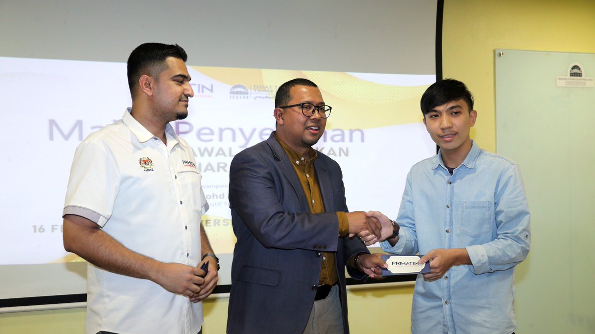 usim's tweet photo. Seramai 19 orang pelajar Tamhidi dari kategori asnaf menerima bantuan tunai dana kewangan melalui Program Bantuan Awal Pendidikan ke Menara Gading di bawah inisiatif Yayasan Prihatin Nasional (PRIHATIN).

#USIMPrihatin
#TamhidiUSIM https://t.co/E5pZSOsZV4