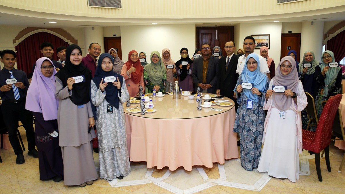 usim's tweet photo. Seramai 19 orang pelajar Tamhidi dari kategori asnaf menerima bantuan tunai dana kewangan melalui Program Bantuan Awal Pendidikan ke Menara Gading di bawah inisiatif Yayasan Prihatin Nasional (PRIHATIN).

#USIMPrihatin
#TamhidiUSIM https://t.co/E5pZSOsZV4