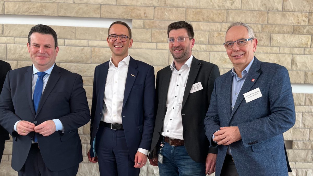 igbce's tweet photo. Beschäftigten- und Unternehmensvertreter von @wackerchemie haben beim Besuchs von @BMAS_Bund-Minister @hubertus_heil am Standort Burghausen vor wachsenden Standortnachteilen des Bayerischen Chemiedreiecks gewarnt. https://t.co/sIZVFuKoNy