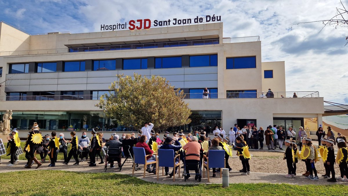 HSJD_PALMA_INCA's tweet photo. 🤡Estamos en la semana de Carnaval y nuestros usuarios del Hospital de Día han podido disfrutar de la 'Rueta' de los alumnos del CEIP Coll d'En Rabassa.
🌞🌻Abejas, soles, placas solares...un desfile muy animado para pequeños...¡¡y no tan pequeños!! 😉
#humanitzacioib https://t.co/xNRfnKWKfK