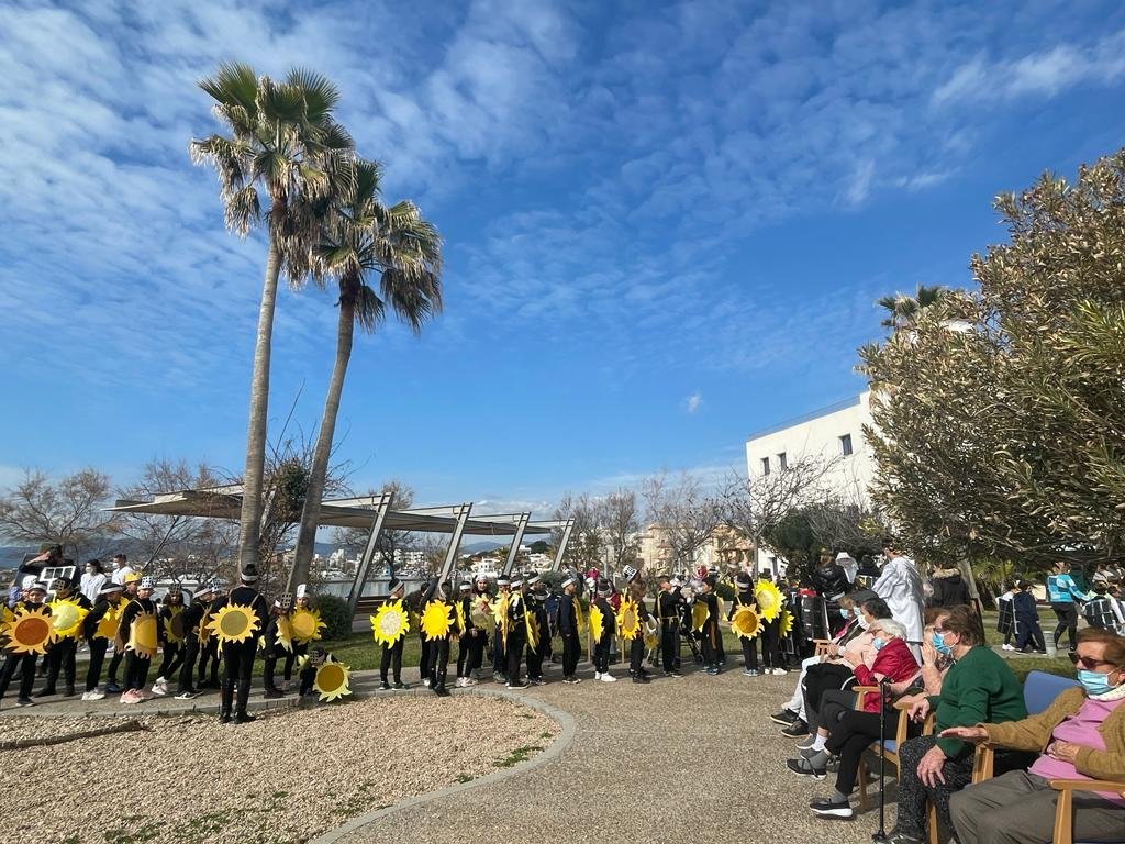 HSJD_PALMA_INCA's tweet photo. 🤡Estamos en la semana de Carnaval y nuestros usuarios del Hospital de Día han podido disfrutar de la 'Rueta' de los alumnos del CEIP Coll d'En Rabassa.
🌞🌻Abejas, soles, placas solares...un desfile muy animado para pequeños...¡¡y no tan pequeños!! 😉
#humanitzacioib https://t.co/xNRfnKWKfK
