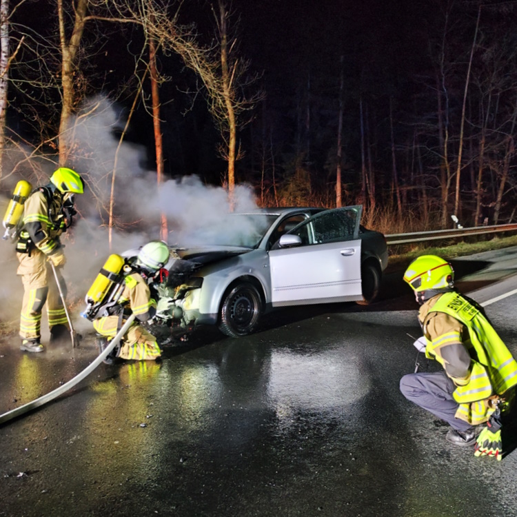 FF_Rheinbach's tweet photo. #Einsatzinfo | Gestern Nacht brannte ein PKW auf der #L492. Die alarmierte Löschgruppe #Hilberath hatte das Feuer schnell unter Kontrolle. #Feuer #Brand #Feuerwehr #FreiwilligeFeuerwehr #Rheinbach112 https://t.co/8l1X2pBYeE