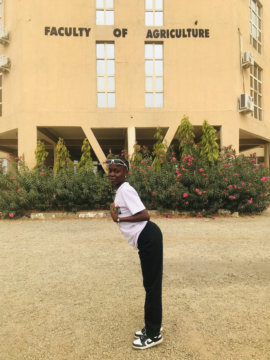 MosesMimie's tweet image. The hustle was worth the tassel. Degree in the bag🔥
Thank you Jesus ❤️
#straightouttauni
#signout
#classof2021