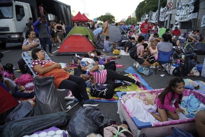 peladodelatv's tweet photo. Hay que meter presos y sacarle los planes a todos los que corten la calle, hagan piquetes y acampes. También hay que embargarle los bienes a los dirigentes que las convocan.  RT y deja tu “SI” si estás de acuerdo. 👌 https://t.co/XhNCWS8YBi