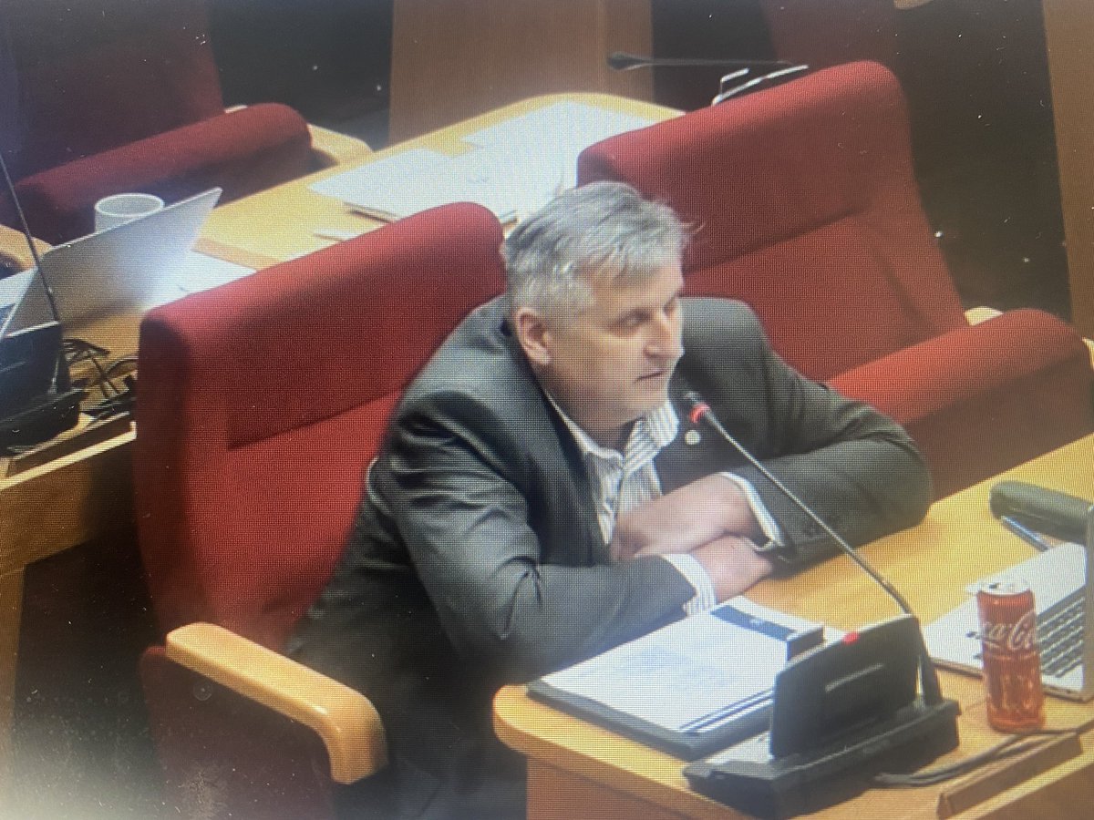 ZaloudekMatej's tweet photo. Tenhle pán zvolený za ANO se zrovna na mikrofon ptá, zda bude Praha nadále “strkat hlavu do písku” nebo zda konečně zdraží MHD.
ANO přitom v kampani slibovalo MHD zdarma. 🤷♂️
#ZHMP https://t.co/E0jHfA9Uos