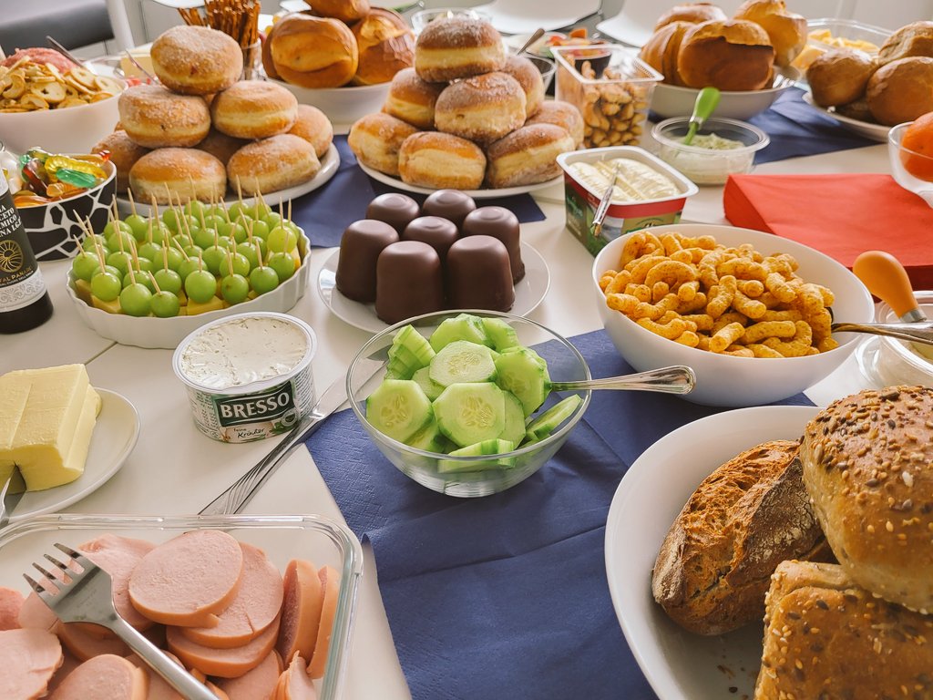 rospattIP's tweet photo. Es ist Altweiber in Düsseldorf, und wie jedes Jahr wurde um 11:11 Uhr unser Karnevalsbuffet eröffnet. Eine willkommene Abwechslung, auch wenn die Herren traditionsgemäß ihre Krawatten opfern mussten. https://t.co/ei9tL62QIg