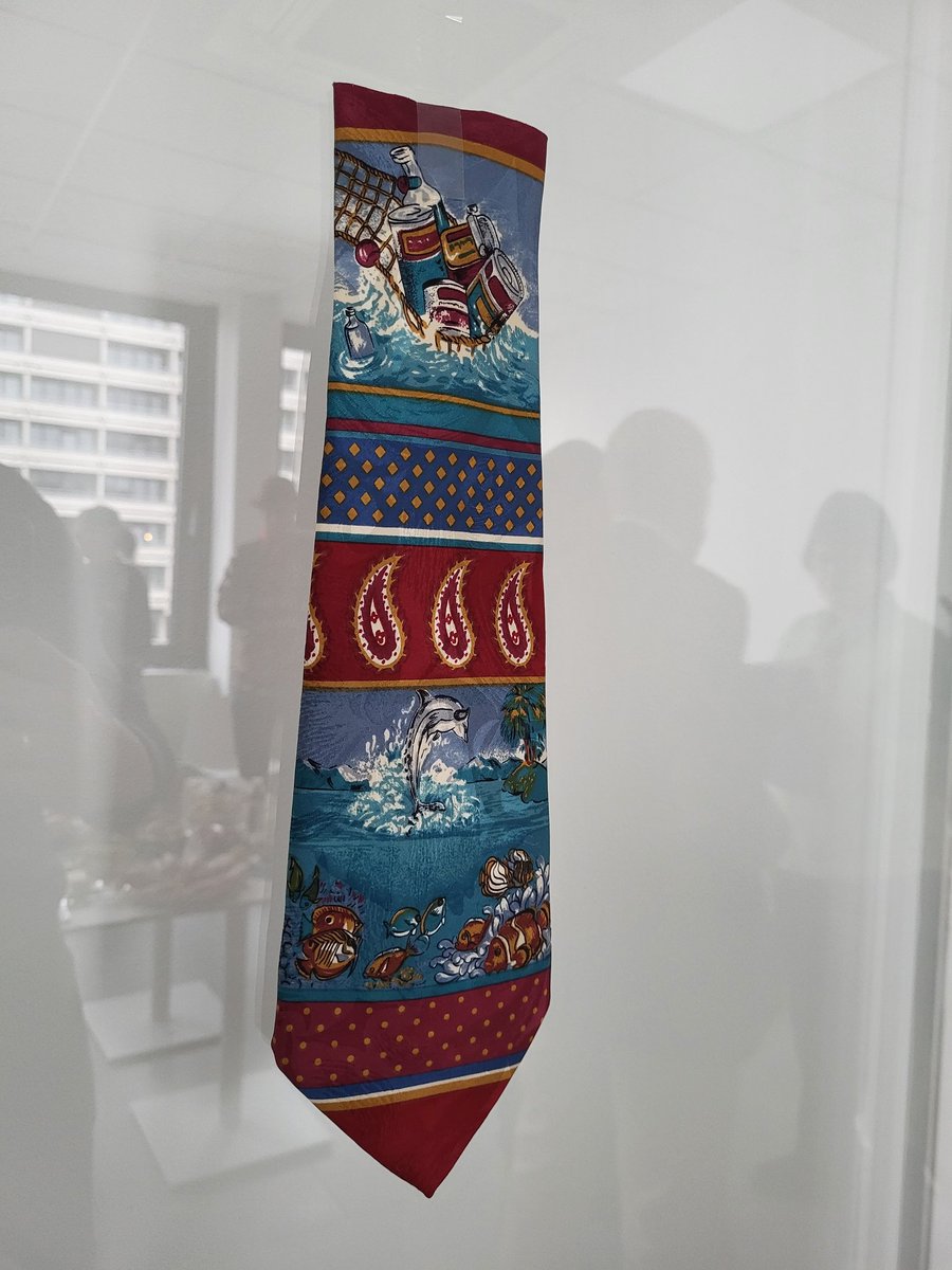 Es ist Altweiber in Düsseldorf, und wie jedes Jahr wurde um 11:11 Uhr unser Karnevalsbuffet eröffnet. Eine willkommene Abwechslung, auch wenn die Herren traditionsgemäß ihre Krawatten opfern mussten.