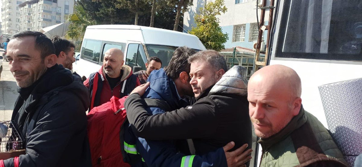 Yalova’dan afet bölgesine giderek ım destek faaliyetlerini özveri ve başarıyla tamamlayan öğretmenlerimizin bir kısmı evlerine dönmek üzere yola çıktı. Öğretmenlerimizi yolcu eden İl Müdürümüz Halil İbrahim Akmeşe, tüm emekleri için herbirine teşekkür etti.
<a href="/akmeseibrahim/">Halil İbrahim Akmeşe 🇹🇷</a> <a href="/tcmeb/">Millî Eğitim Bakanlığı</a>