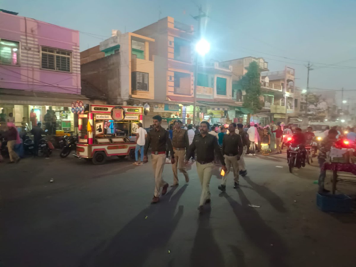 VijayDewda7's tweet photo. आगामी भगोरिया त्योहारों को देखते हुए कस्बा जोबट जिला अलीराजपुर में फ्लैग मार्च रूटीन फ्लैग मार्च निकाला जा रहा है @sp_alirajpur @DIG_INDORERURAL @AlirajpurDm https://t.co/l0NuAZriyh