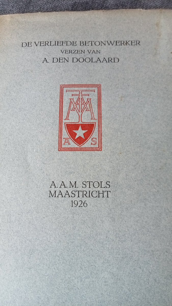 karinbroekema's tweet photo. Een mooie en bijzondere aanwinst voor het A. den Doolaard museum in Ohrid. Het eerste werk van A. den Doolaard uitgegeven in 1926 'De verliefde betonwerker'. 
#adendoolaard #ohrid #balkan #literatuur #macedonia #nederland https://t.co/7Up3bt7lFf