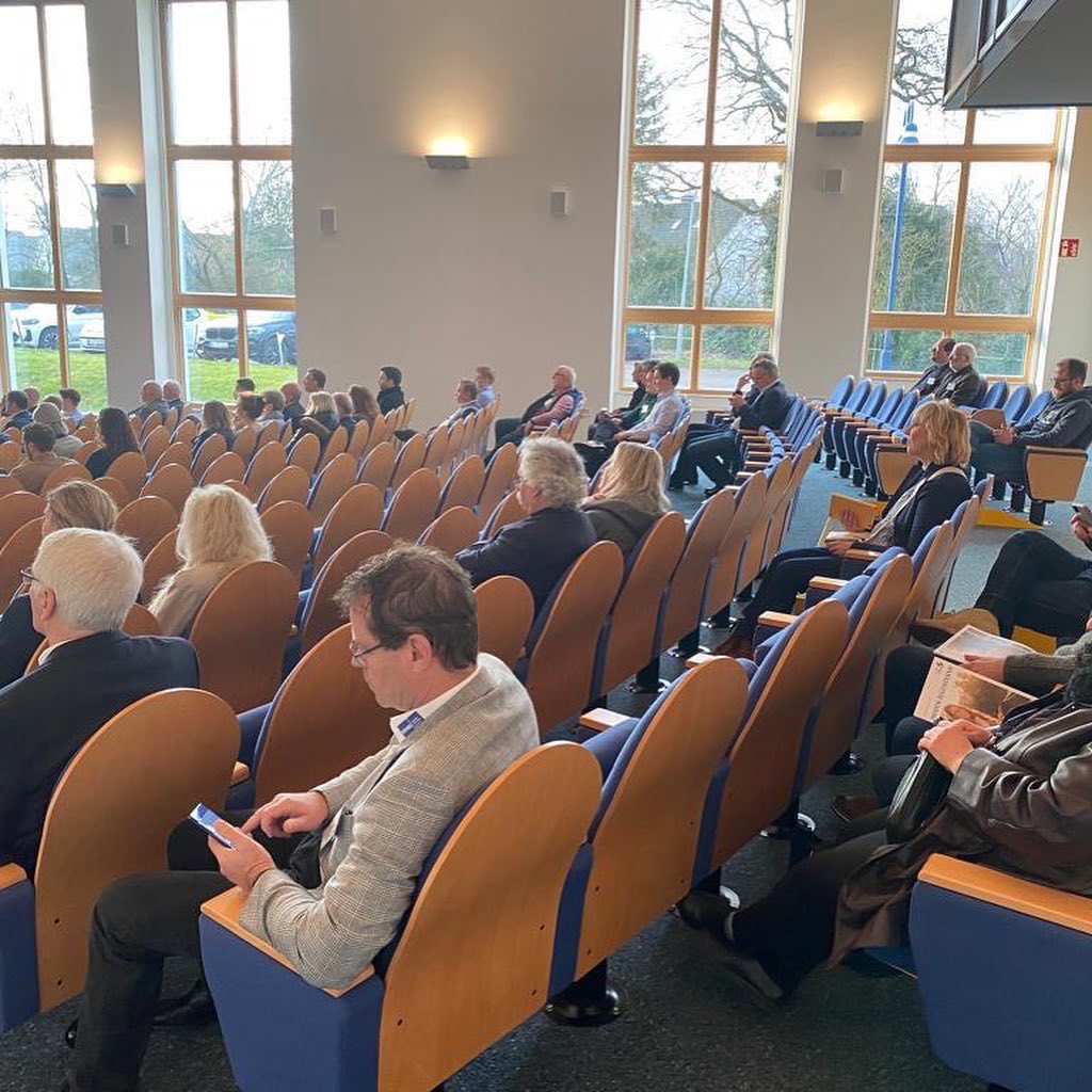 bcherford's tweet photo. Was für ein grandioser Morgen auf dem BildungsCampus. 

Das Unternehmer:innen-Frühstück der @iwkh.ev bei uns im Auditorium. So viele tolle Pitches auf einem Platz und in einem Raum. Es hat riesig Spaß gemacht. Vielen Dank auch an Tanja Kliewe-Meyer und Team
#bildungscampusherford https://t.co/0lV4ZiuGb0