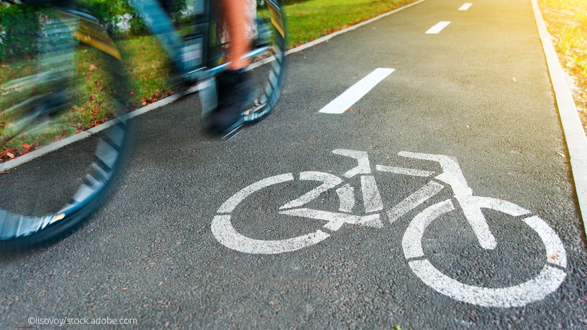 🚲MEPs say cycling will help the EU’s green transition. 
They suggest boosting cycling habits through more dedicated cycling lanes, parking places for bikes, and reduced VAT.
Read more ➡️ bit.ly/3xtiiQw