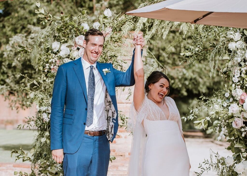 Las alianzas se las entregó un amigo del novio, su “best man”. En cuanto se las dio, los novios empezaron a ponérselas y, como anécdota graciosa, les tuve que pedir que se esperaran porque no se habían dicho aún el “Yes, I do”. 

Habían muchas ganas de f… instagr.am/p/CouZy8OtcIP/