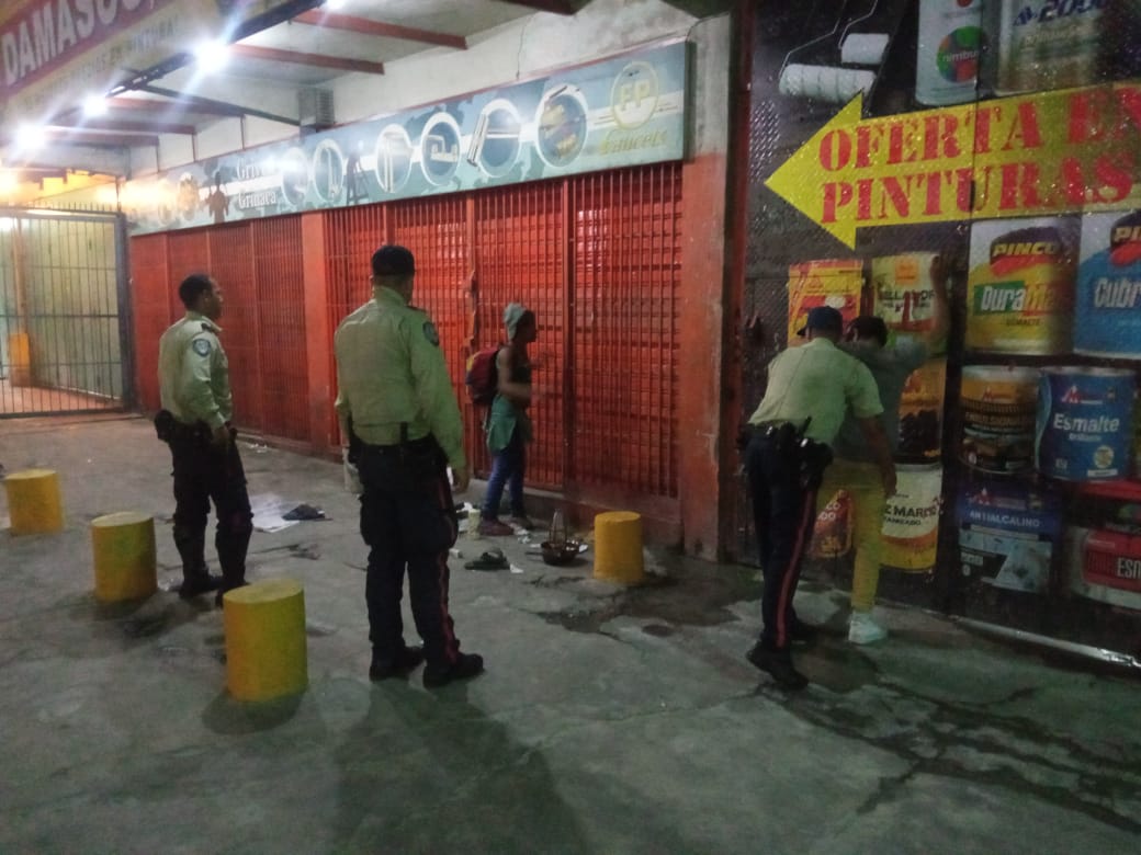 PolisucreOficia's tweet photo. #16Feb2023 | Funcionarios adscritos a la Estación Policial Mariches durante dispositivo de apoyo en atención a requerimiento de residentes del sector Lebrum #Cuadrante16McpoSucre, quienes reportan la presencia de personas que perturban la paz, practicaron la aprehensión de: https://t.co/PPTkpn9eOP