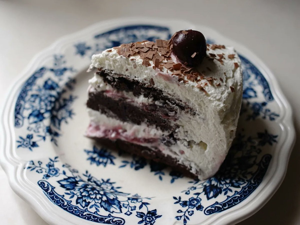 sofias_sweets_'s tweet photo. 私達のリーダーが作った
SchwarzwälderKirschtorte.

美味しそうでしょう。

#しゅばるつゔぁるだーきるしゅとぉて
#誤字あれば指摘してください
#ひたすら単語つなげる形ドイツ語

#ドイツ
#germany
#ゾフィアス
#Sofias
#sofias
#パン修行
#お菓子作り https://t.co/pt91S5DOAf