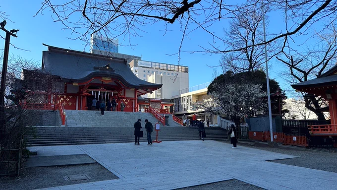 花園神社へ一ヶ月半遅れの初詣。梅もほころび始め春が近いか。その後、加藤誠君が行ってきたというのを聞いて居ても立ってもいられず新宿ゴールデン街の中にある「ラーメン凪」へ。相変わらず美味い(゜∀゜)!帰りには西武鉄道110周年記念の茶色の車両も見られて(写真は撮ってない)良い休日でした。 