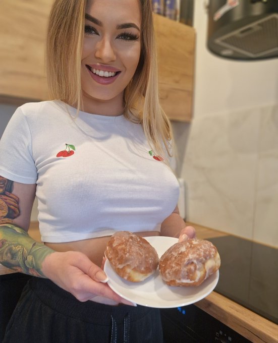 oby poszło w cycki xD trzeba będzie to jakoś spalić poźniej...  #donuts #TlustyCzwartek #FatThursday<a href="/tag/donuts"class="tags"><span>#donuts</span></a><a href="/tag/fatthursday"class="tags"><span>#fatthursday</span></a><a href="/tag/tlustyczwartek"class="tags"><span>#tlustyczwartek</span></a>