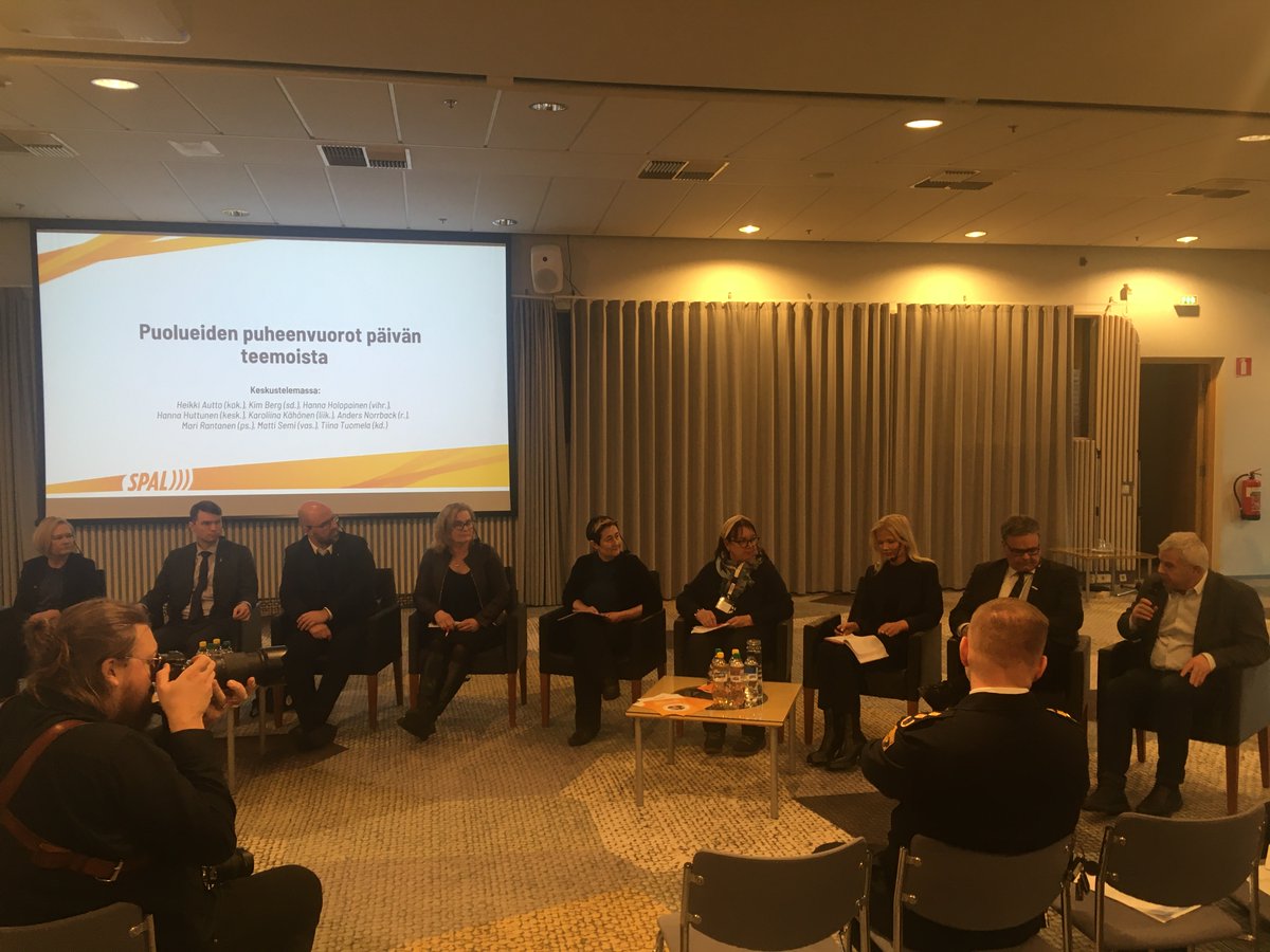 Turvallinen Suomi -seminaarissa käynnissä puolueiden puheenvuorot päivän teemoista. Keskustelua vetävät juontaja Nina Rahkola sekä SPALin liittohallituksen puheenjohtaja Ilkka Mustakangas. #turvallinensuomi #eduskuntavaalit2023 #spaltoimii #pelastustoimi #hätäkeskus #ensihoito