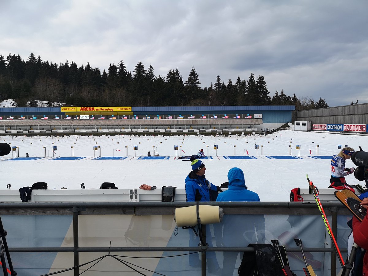 Ma_Krummel's tweet photo. Wieder etwas frischer am Rennsteig, dazu knifflige Windverhältnisse. Für Deutschland peilen Sophia Schneider und Philipp Nawrath dennoch eine Medaille an. Topfavorit ist Norwegen mit Johannes Thingnes Bö. @SID_Sportnews https://t.co/d9wafit3n4
