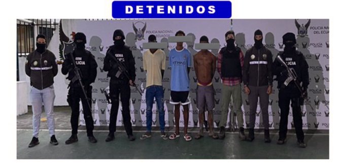 notimundoec's tweet photo. 🔴 #ATENCIÓN | En #Esmeraldas, la @PoliciaEcuador detuvo a cinco integrantes de los "#Tiguerones", que tienen antecedentes penales. Están vinculados con algunas muertes violentas registradas en enero, como la del decano de la Universidad Vargas Torres, #NelsonCastillo. https://t.co/ptJU4Ewecd