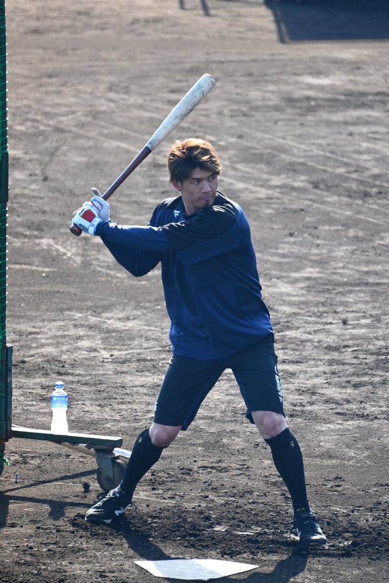 NPBバット　川越誠司 全体練習後には若林と川越がコンビ組んで特打。ピッチャー川越をこんな