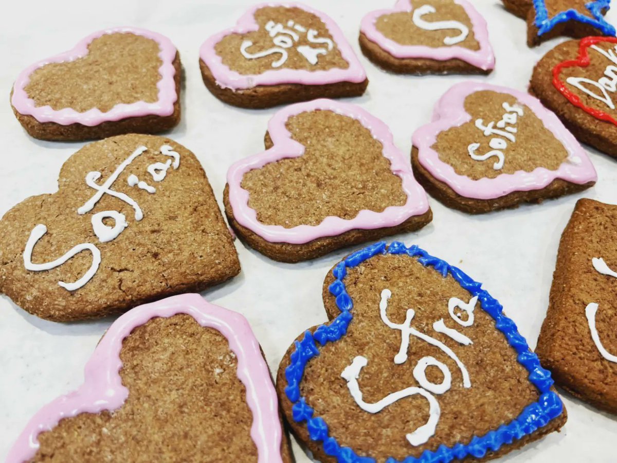 sofias_sweets_'s tweet photo. レープクーヘンを食べる時、
バキバキに固くて歯を失いそうになることありますよね。

大人であれば噛める固さに仕上げました🍪

※紅茶やコーヒーに突っ込んでもいいかも。(スペクラトゥスのイメージ)

お店の名前も入れました！
#ドイツ
#germany
#ゾフィアス
#lebkuchen
#sofias
#お菓子作り https://t.co/SjSamhzcEm