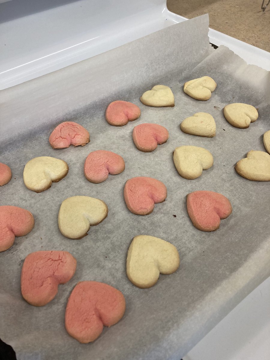 AmyMeiyee's tweet photo. Awesome 😎 Rewards: making cookies with Miss Smith at lunch time. Students made their own snacks, in celebration for the great things they do in and around the classroom. #awesomejar #celebrate #students https://t.co/e14K5Ixkxf
