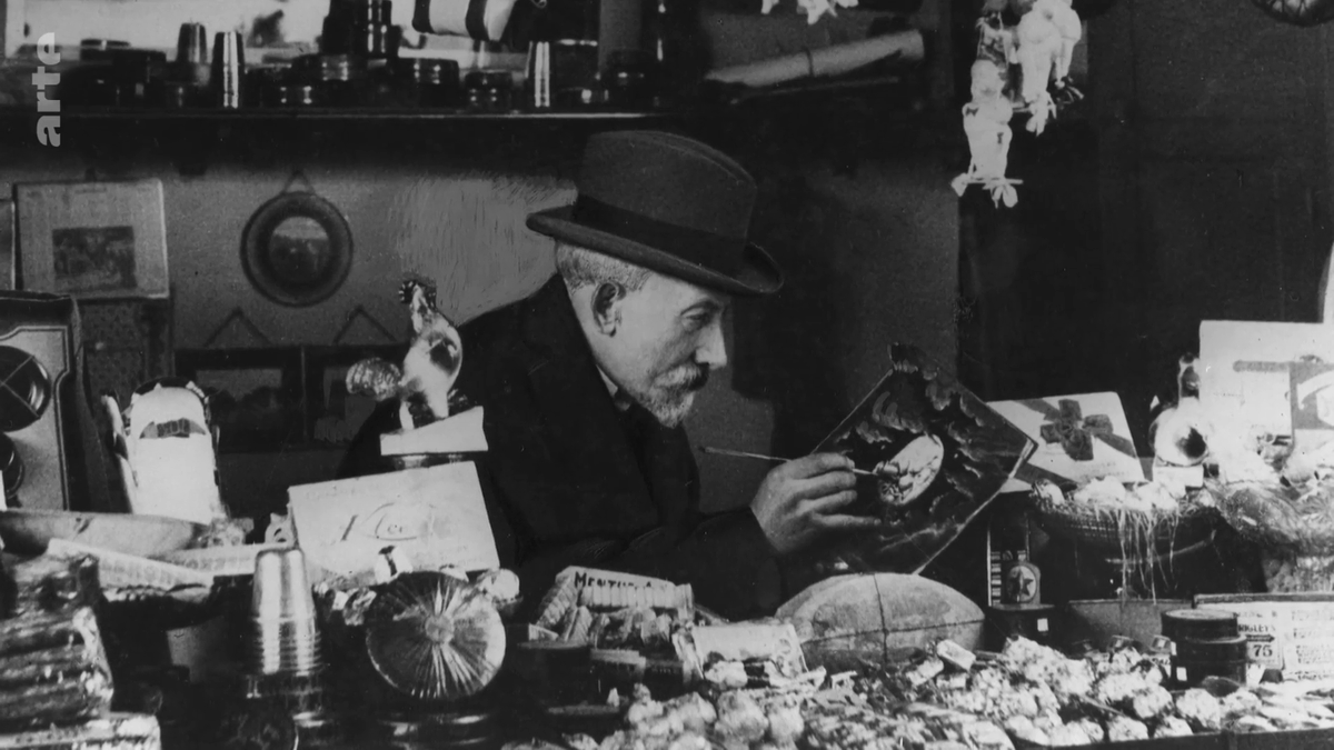 asylvere2's tweet photo. #Archive du #cinéma découverte grâce à @ARTEfr

De 1925 à 1932, le grand Georges #Méliès, ruiné et qui a détruit la quasi totalité de ses #films survit en tenant un stand de jouets #Gare #Montparnasse avec son épouse Jehanne d'Alcy.

#Documentaire à voir👇
https://t.co/Cx7FvekcS1 https://t.co/awR0wUwn6e