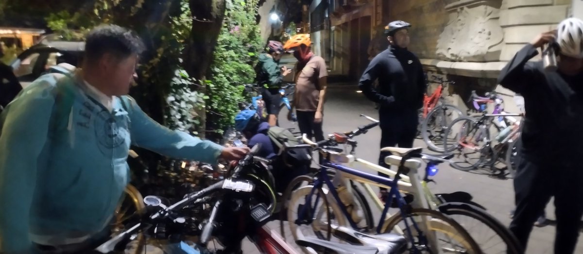 ajolobikers's tweet photo. Miércoles 15 de Febrero.
Los @ajolobikers rodando hacia la Roma Norte! Rodada muy fluida y sin contratiempos, convocamos a Básicos con Garrita y @todos respondieron de maravilla.
Rodada amiguera por el día del amor y la amistad. Varios integrantes colocaron sus candados
#AwwwAwww https://t.co/3J1hvfUp3d