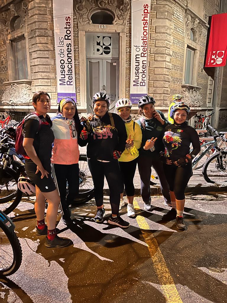 ajolobikers's tweet photo. Miércoles 15 de Febrero.
Los @ajolobikers rodando hacia la Roma Norte! Rodada muy fluida y sin contratiempos, convocamos a Básicos con Garrita y @todos respondieron de maravilla.
Rodada amiguera por el día del amor y la amistad. Varios integrantes colocaron sus candados
#AwwwAwww https://t.co/3J1hvfUp3d
