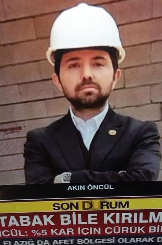 Alt katındaki dükkanda tabakların çanakların bile kırılmadığı binanın müteahhidi. 
Yaptığı diğer binalar da yıkılmamış. 
Bu kişileri tanıyalım, takdir edelim. Onlar güzel örnekler. İşini düzgün yapan tüm çalışanlara selam olsun.