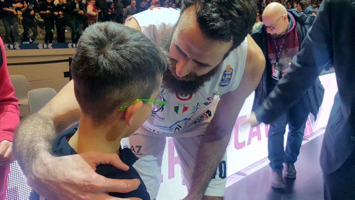 uicpiemonte's tweet photo. Sport, amicizia e inclusione insieme a @LegaBasketA e #RealEyesSport. Alcuni bambini con disabilità visiva hanno vissuto l'emozione della partita tra @OlimpiaMI1936 e @LeonessaBrescia grazie al racconto  in tempo reale di loro coetanei. E alla fine tutti in campo...  #LBAF82023 https://t.co/pk5QwjhTJx