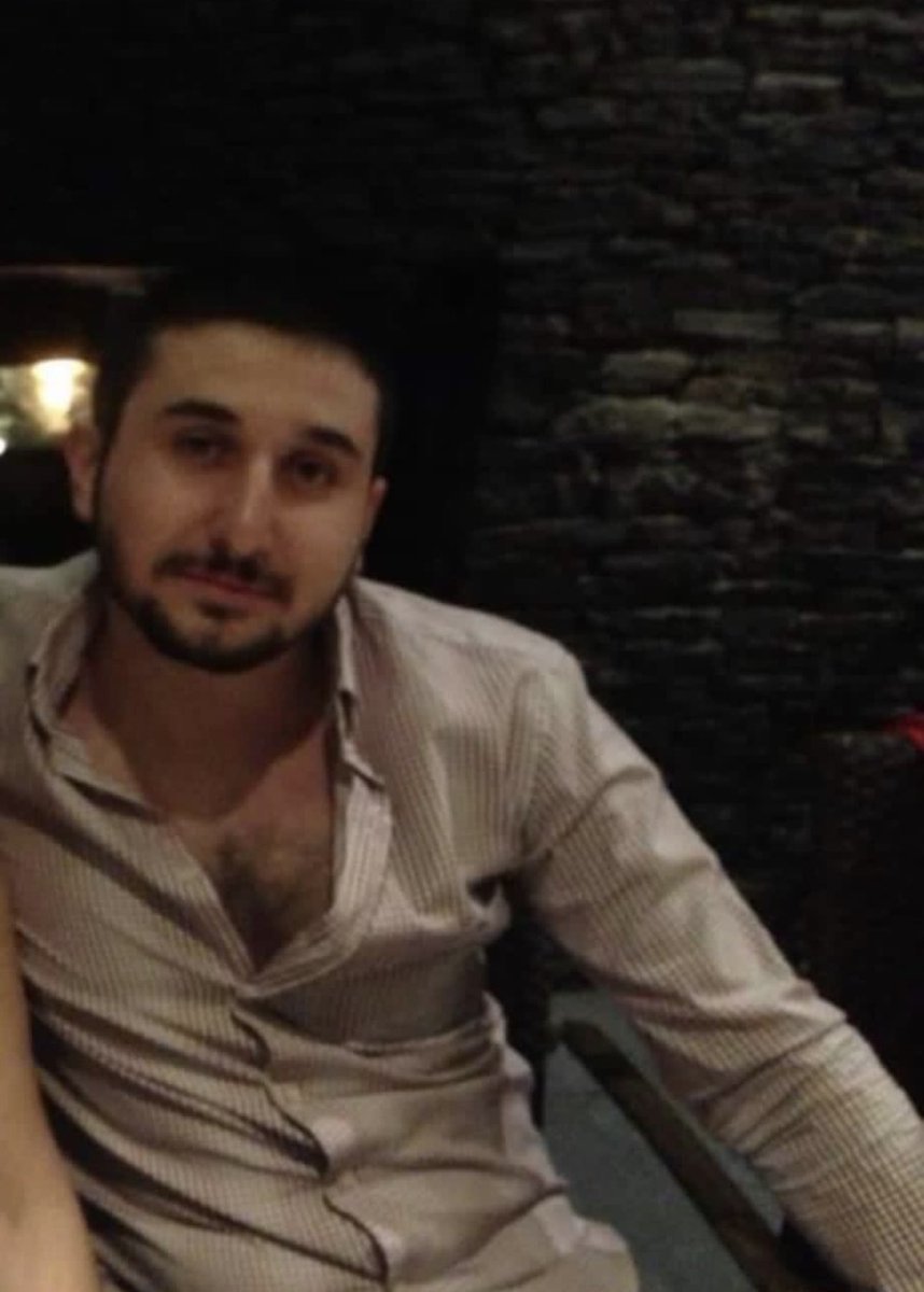 OguzhanUgur's tweet photo. Bizim Selo… O da önceden yaşanan depremler için tivit atmıştı. Ölenlere rahmet dilemiş, üzülmüştü… Abiler kardeşlerine rahmet okumamalı, analar babalar oğullarını gömmemeli ama… Abisi olarak rahmetle anıyorum, annesi babası da gömüyor. Ne diyeyim… Allah rahmet eylesin. https://t.co/jnXmdIZ4Z8