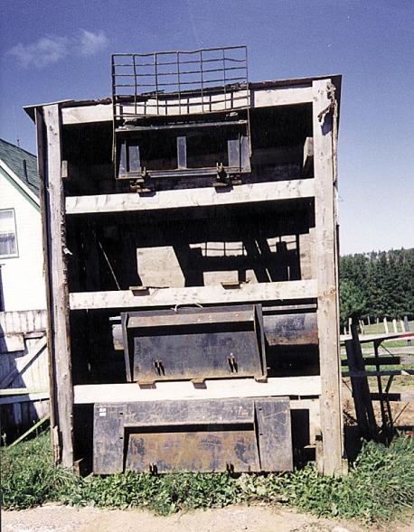 FarmShow's tweet image. Gabriel Verleun uses four different kinds of buckets and forks on his skid steer loader. He designed what he calls a "bucket barn" to get buckets up off the ground while also taking up less space. #bucket #barn #skidloader #forks #ThrowbackThursday farmshow.com/a_article.php?…