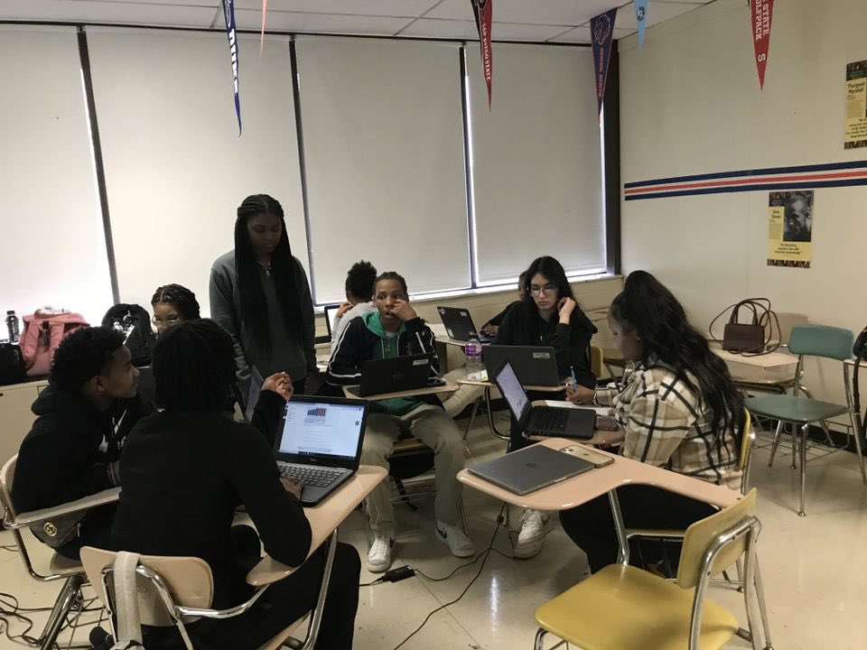WhitesCreekHS's tweet photo. AVID II /DE scholars are receiving some extra support from our Vanderbilt University tutors as they learn how to write a critical analysis of an article.  We are so grateful for this partnership! @CommAchieves #CobrasRISEUp https://t.co/07gmIA4yPg
