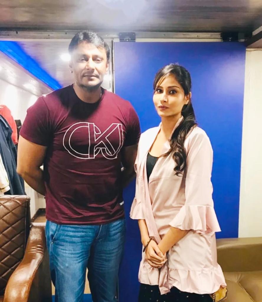 fans_aishwarya's tweet photo. ಹುಟ್ಟು ಹಬ್ಬದ ಹಾರ್ದಿಕ ಶುಭಾಶಯಗಳು 🤝😍🎉💐 ಡಿ-ಬಾಸ್, ದರ್ಶನ್ ಸರ್... @dasadarshan 
Wish you very HAPPY BIRTHDAY🎁🎉 @dasadarshan sir ❣️✨😍
BEST WISHES FROM @Aishwaryapras5 ⭐ #RoberrtAishu #AishwaryaPrasad 

#DBoss #Kaatera #HappyBirthdayDBoss #ChallengingStarDarshan https://t.co/6ZialhsBwA