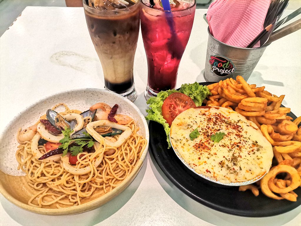 NeddyAngel's tweet photo. Alhamdulillah &amp; thank you for the birthday treat Ayah 💜 Good food, good staff, good music &amp; nice ambience. Thank you to Zarith Sofia &amp; the other staff (budak lelaki yang served kami) sebab terima feedback kami dengan positive 👍
Semoga @foodsproject sentiasa dimurahkan rezeki 💜 https://t.co/1JwhqmFrVE