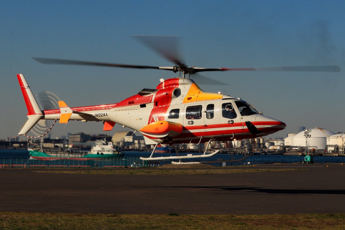 yuhi_Air2397's tweet photo. 関東地方整備局枠で参加したJA02AX
BELL430が⁉️
青空順光のもと⁉️
工場バックで⁉️
最高じゃあないですか‼️
こりゃ大阪から見に来る価値ありますよ👍
(いつもの持病を拗らせております。優しいスポッターの方は処方箋代わりに430の写真をコメントにお寄せください笑)
#関東地方整備局
#BELL430 https://t.co/TOzdDNmXIa