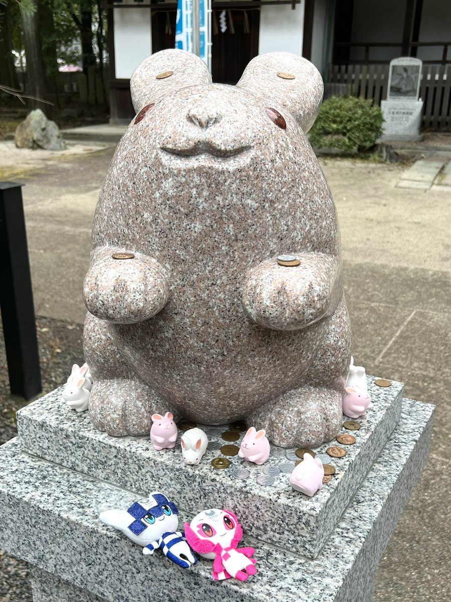 momoringo_2000's tweet photo. 岡崎神社、平日の10時過ぎに立ち寄ったところ、お札やお守りは長蛇の列😳💦御朱印も書いてもらうタイプは早々に受付が締め切られてました(締め切り後は配布タイプのみ)うさぎ神社、おそるべし…‼️💦
#ミライトワ #ソメイティ #ミラソメ
#Moraitowa #Someit #Kyoto #shrine https://t.co/uzvpQnATJ3