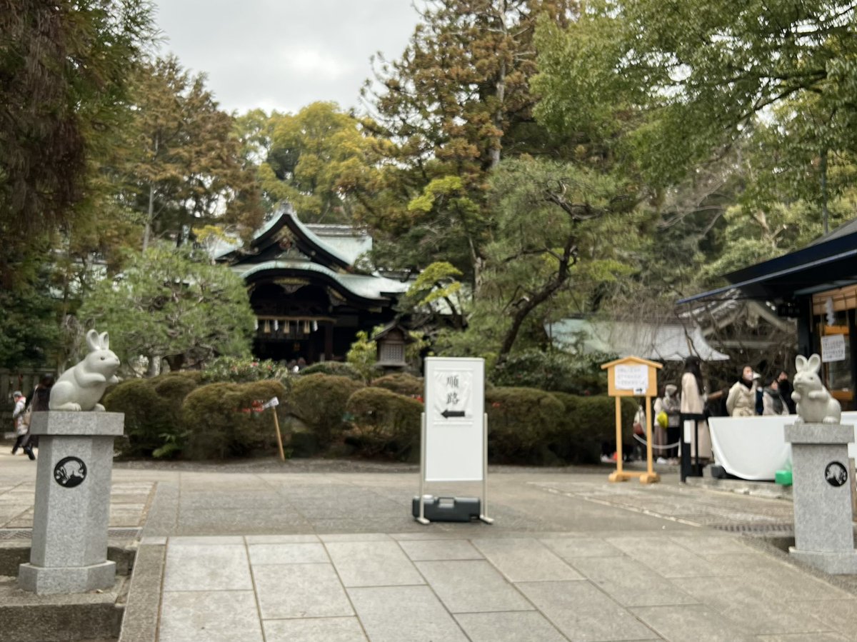 momoringo_2000's tweet photo. 岡崎神社、平日の10時過ぎに立ち寄ったところ、お札やお守りは長蛇の列😳💦御朱印も書いてもらうタイプは早々に受付が締め切られてました(締め切り後は配布タイプのみ)うさぎ神社、おそるべし…‼️💦
#ミライトワ #ソメイティ #ミラソメ
#Moraitowa #Someit #Kyoto #shrine https://t.co/uzvpQnATJ3