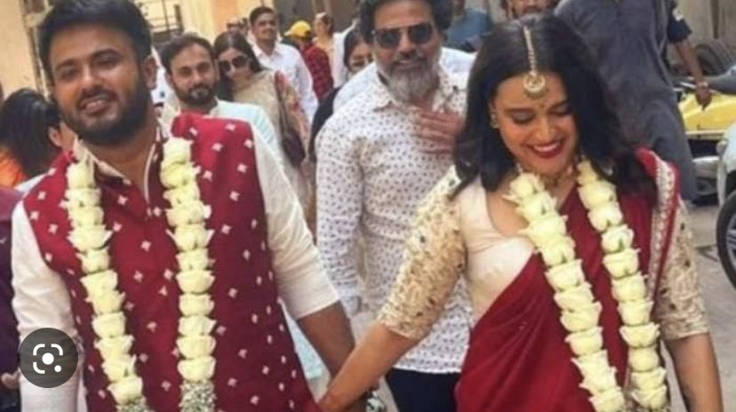 swetatripathi14's tweet photo. स्वरा भास्कर जो बात बात में फासीवादी ताक़तों के  ख़िलाफ़ झंडा बुलंद कर रही थी… सीएए और एनआरसी के ख़िलाफ़ @FahadZirarAhmad के साथ इंसाफ़-इंसाफ़ चिल्ला रही थी…ये सुर कहाँ से और किसके लिए सज रहे थे अब समझ आया..

निकाह मुबारक@ReallySwara https://t.co/rIyQNMz5KB