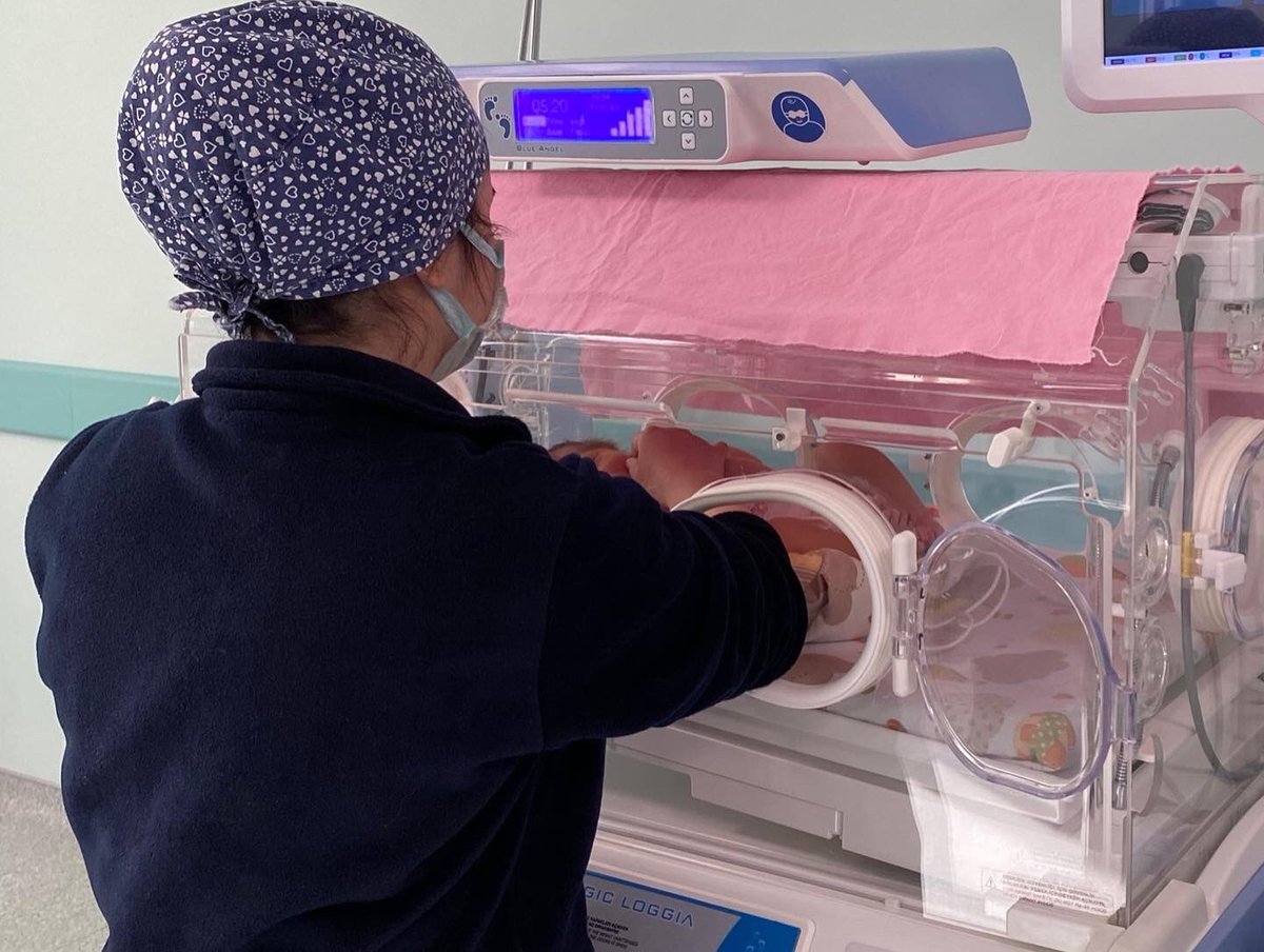 Sağlık Ekiplerimiz depremden etkilenen vatandaşlarımızın yanında olmaya devam ediyor. Hatay Dörtyol Devlet Hastanesi'ndeki görevlerini tamamlayan ikinci gönüllü grubumuz dün İstanbul'a dönerek yerlerini 16 hemşire ve 1 eczacıdan oluşan 17 kişilik yeni ekibimize bıraktı.