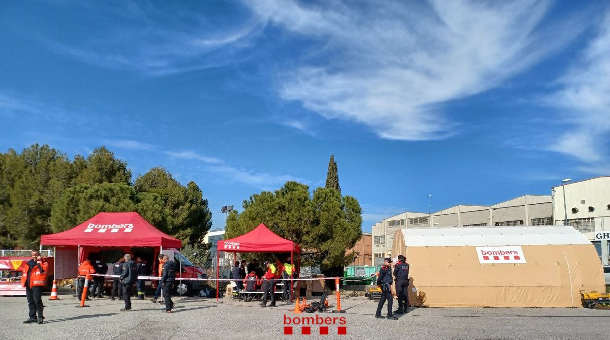 bomberscat's tweet photo. 📍 Establim un punt de trànsit per coordinar la recerca d'una dona de 53 anys desapareguda en zona boscosa propera a Esparreguera (avís d'ahir 15.46h).
🚒Hi som 16 dotacions de #GRAE, #MAER i #GRCR (Grup Caní de Recerca) juntament amb equips d'emergència #ProteccióCivil i @mossos https://t.co/Jve2tarPKP