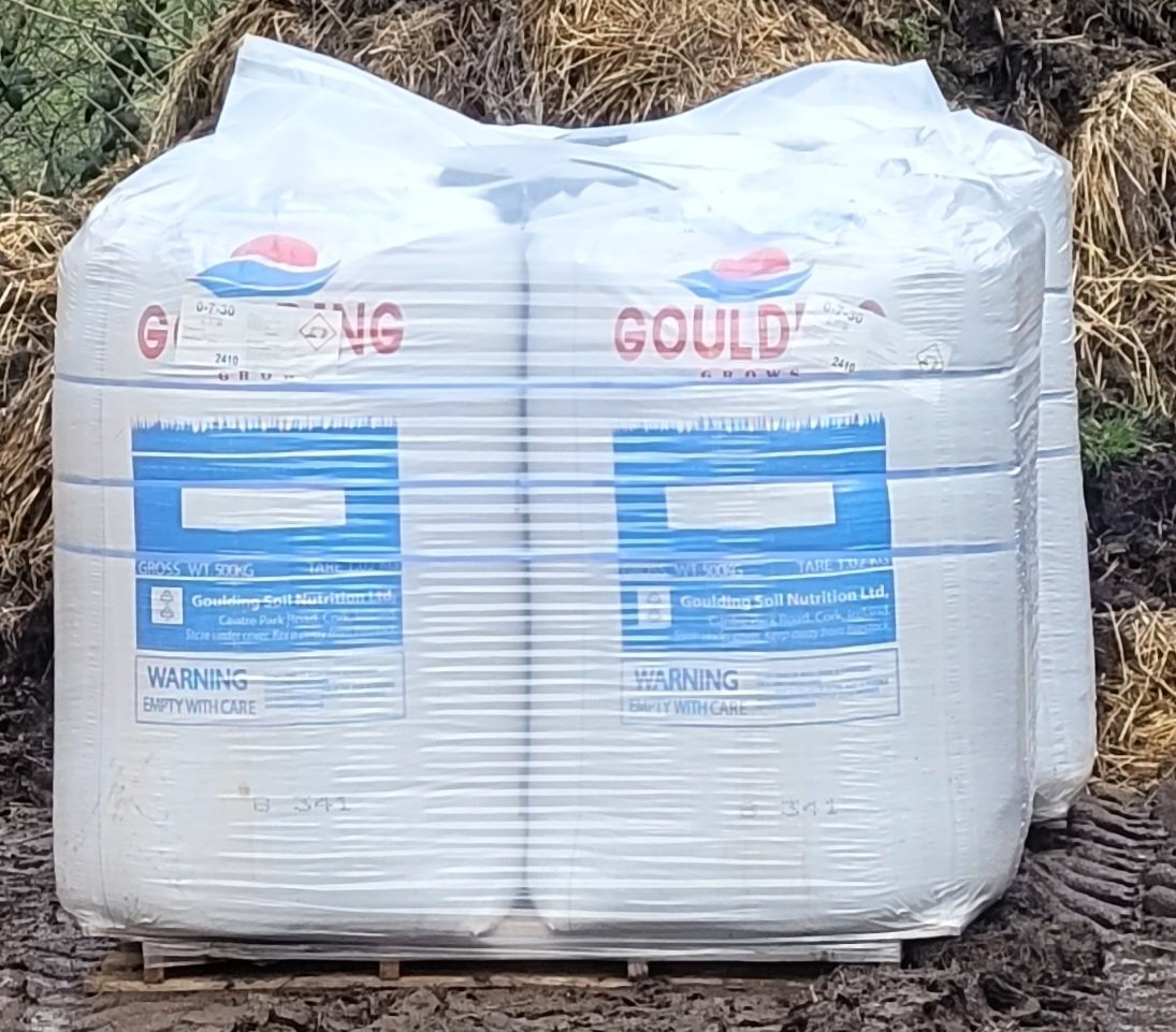Peterhynes15's tweet photo. Does Protected Urea come with security guard surveillance?

#SplashingTheCash 😱
#thursdayvibes https://t.co/k2Dx69JE0b