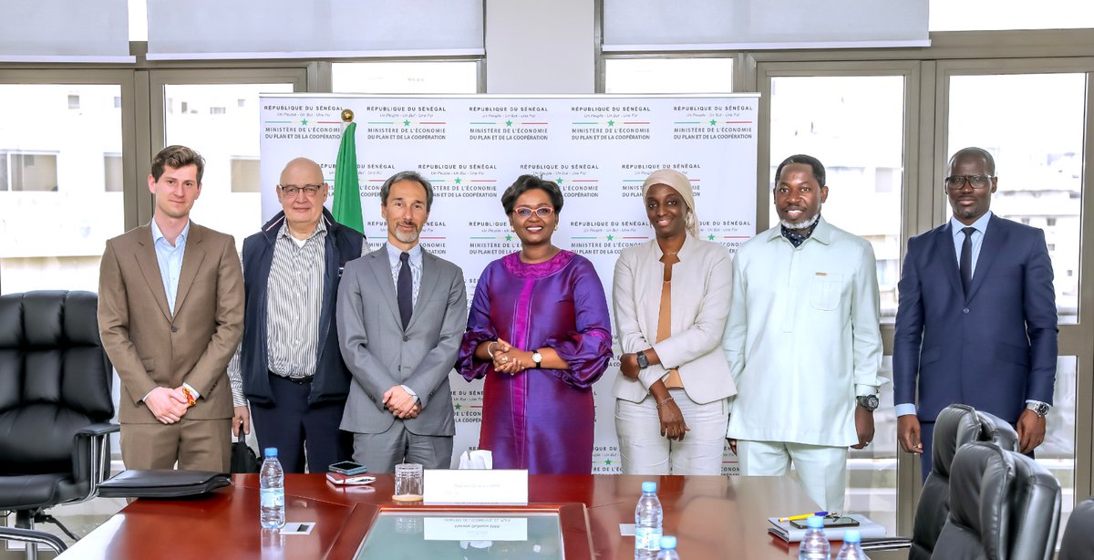 FIDAfriqueOuest's tweet photo. Matteo Marchisio représentant régional et directeur pays du FIDA a rendu visite à @OulimataSarr  ministre sénégalaise de l’économie, du plan et de la coopération. Les deux personnalités se sont entretenues sur le développement de l’agriculture et la transformation du monde rural. https://t.co/OM71qoA08h