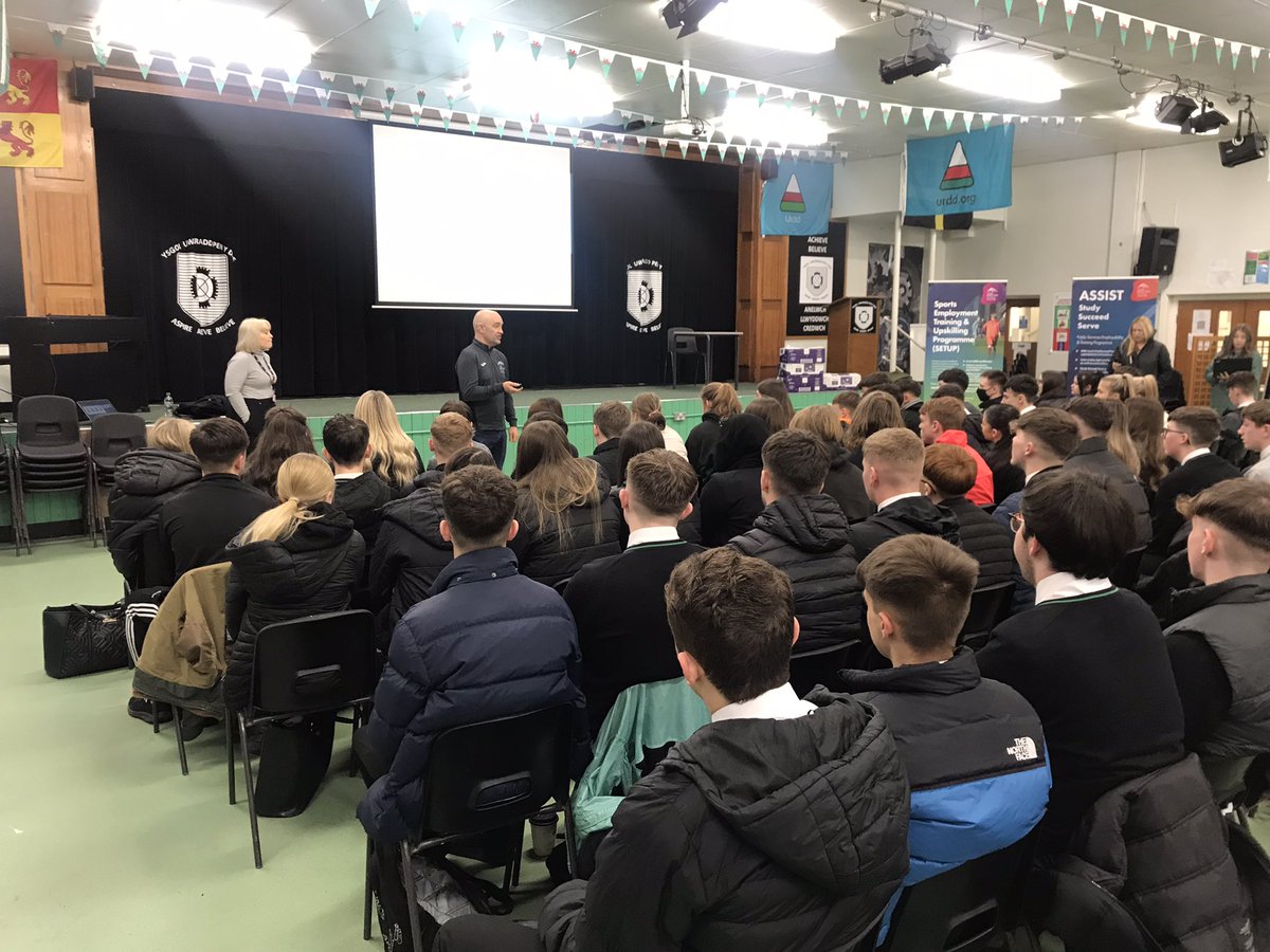 Lecturer Rhydian Powell showing <a href="/1Penydre/">Pen y Dre High School</a> pupils what we have to offer. Thank you for having us, see you all soon!

Darlithydd Rhydian Powell yn dangos #PYD disgyblion beth sydd ganddon ni i'w gynnig. Diolch am ein cael ni, welwch chi i gyd yn fuan!

#career #future #fun #assist